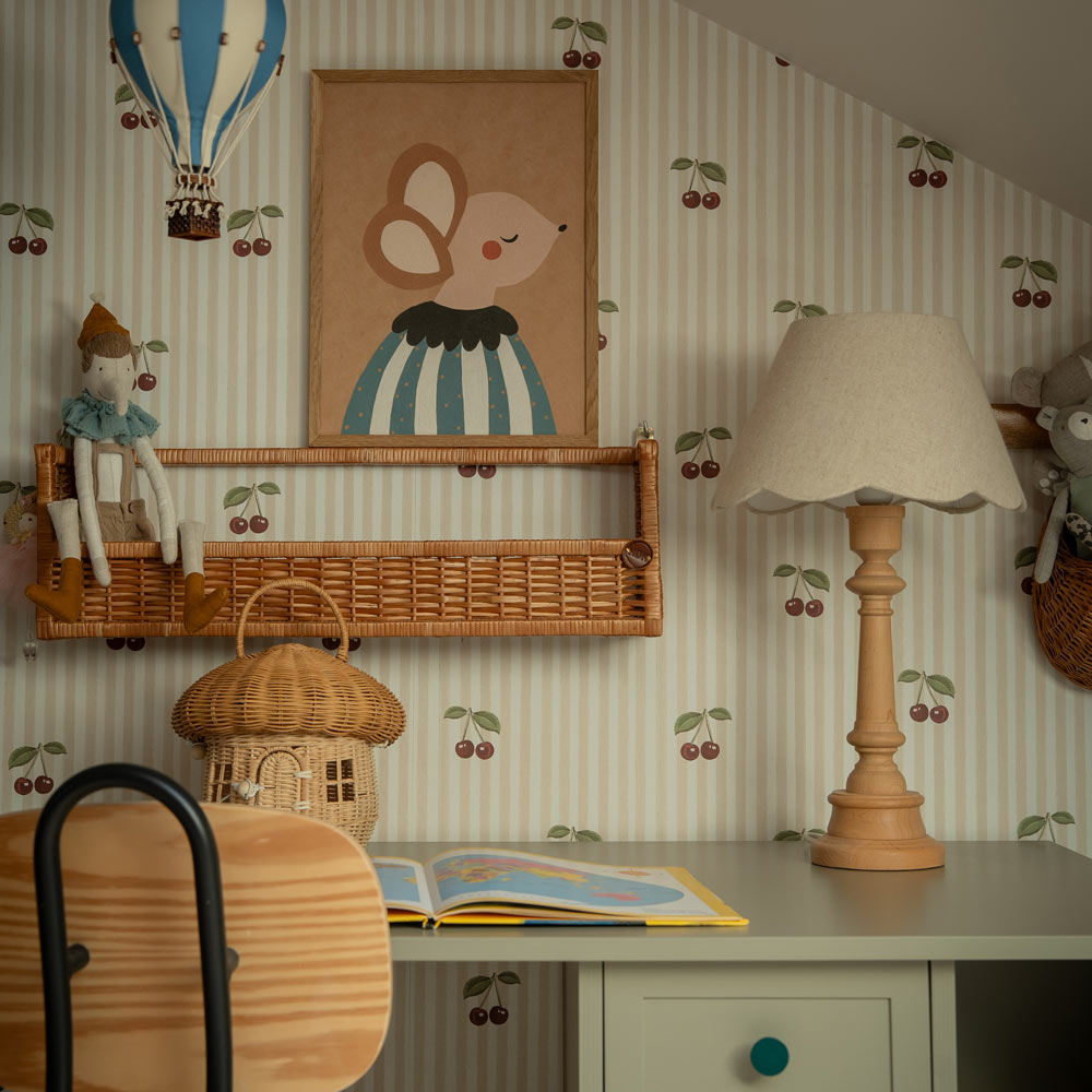 Papel de Parede Little Cherries on Beige Stripes – Dekornik – imagem 1