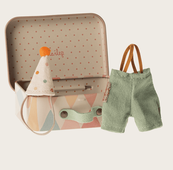 Roupa de palhaço numa mala de viagem – Maileg