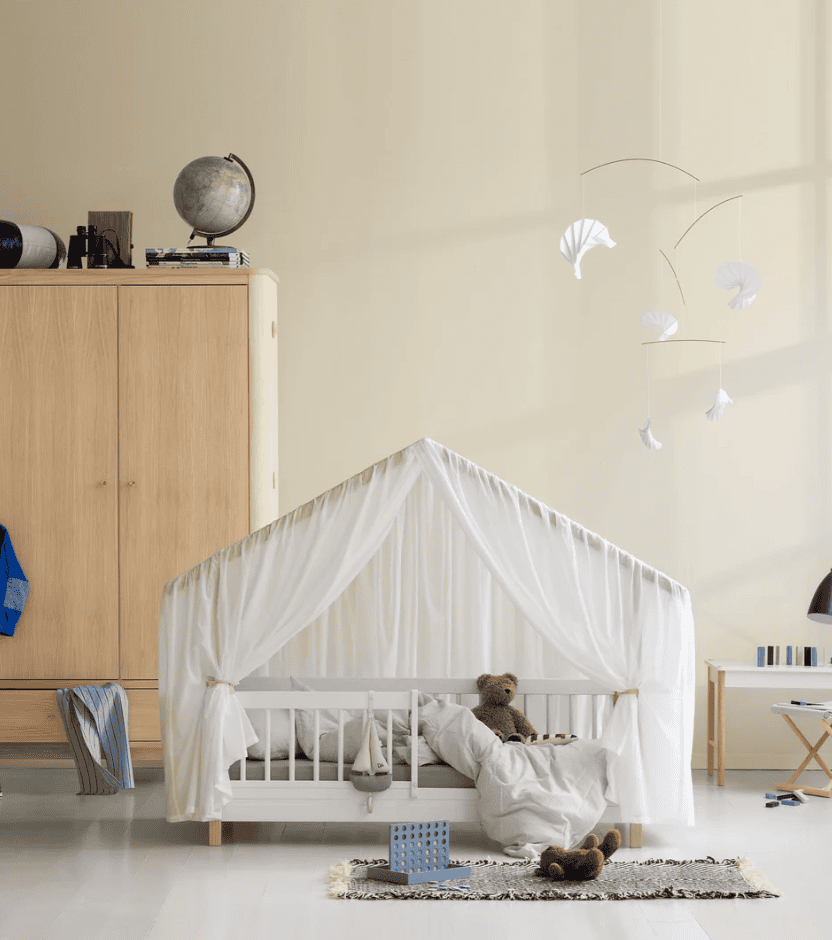 Cama Wood Mini+ em forma de casa em branco e carvalho – Oliver Furniture