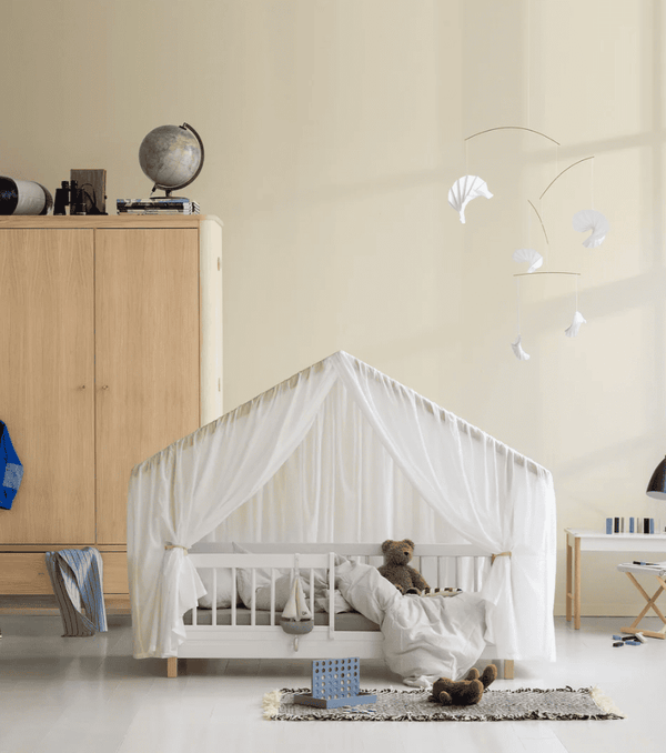 Cama Wood Mini+ em forma de casa em branco e carvalho – Oliver Furniture