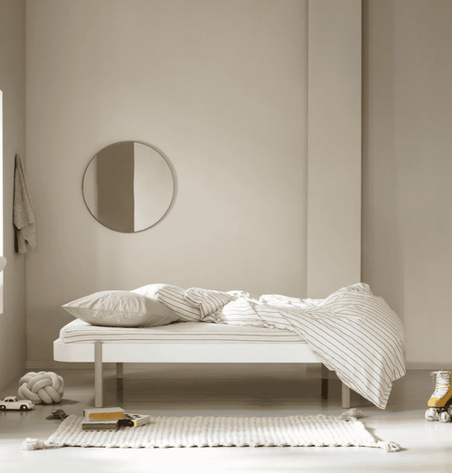 Cama Lounge em Madeira e Branco – Oliver Furniture
