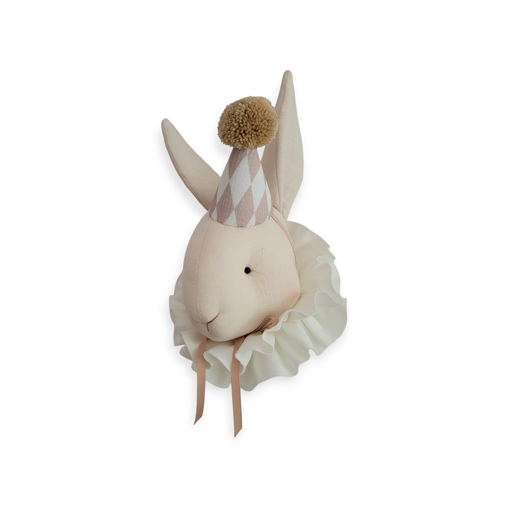 Coelho de circo bege claro com chapéu de losangos – Love Me Decoration