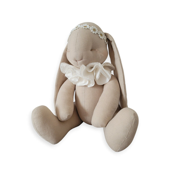 Coelho bege com gola de flores creme – Love Me Decoration