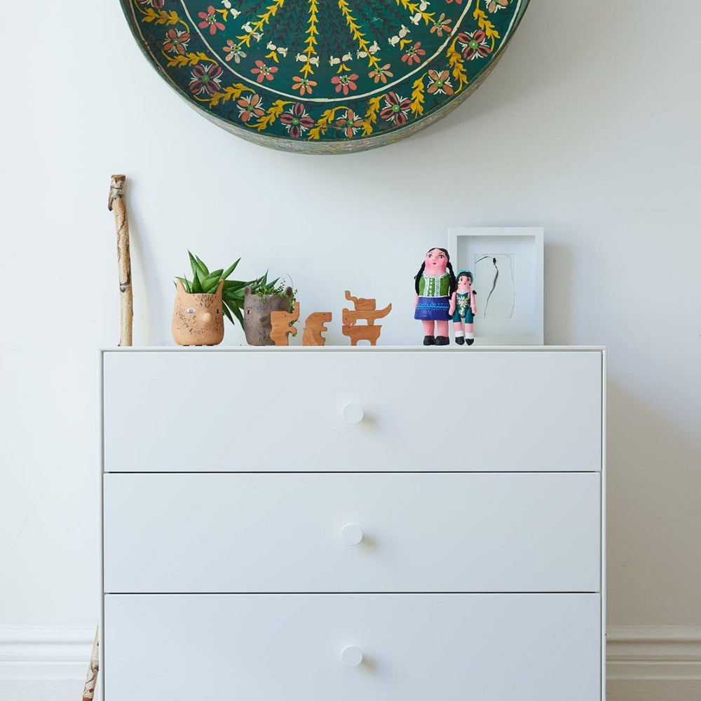 Cómoda Merlin Classic de 3 gavetas — Oeuf NYC — ambiente em branco