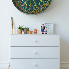 Cómoda Merlin Classic de 3 gavetas — Oeuf NYC — ambiente em branco