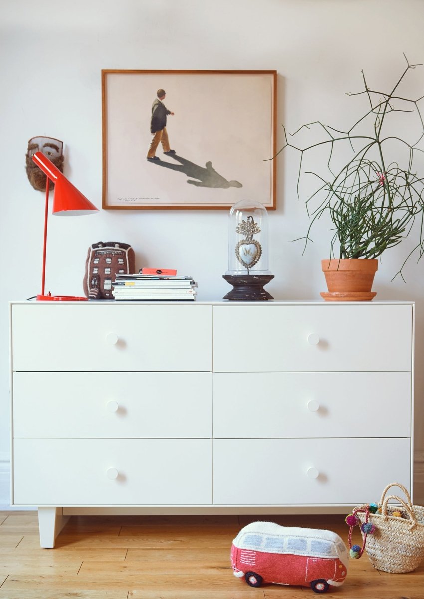 Cómoda Merlin Rhea de 6 gavetas — Oeuf NYC — ambiente