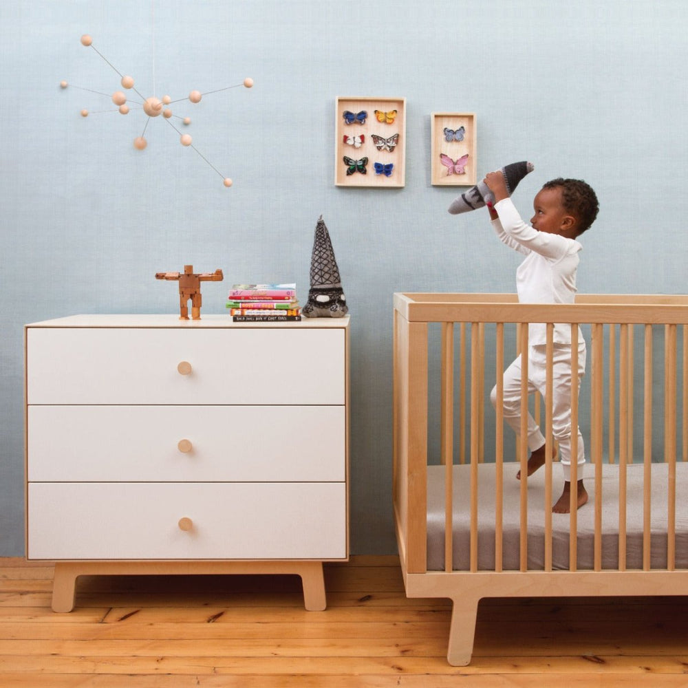 Cómoda Merlin Sparrow de 3 gavetas — Oeuf NYC — ambiente