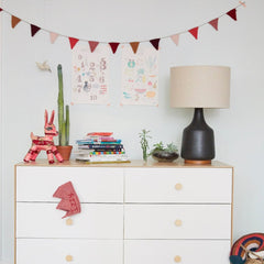 Cómoda Merlin Sparrow de 6 gavetas — Oeuf NYC — ambiente