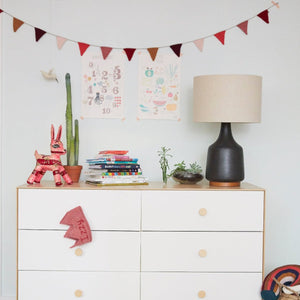 Cómoda Merlin Sparrow de 6 gavetas — Oeuf NYC — ambiente