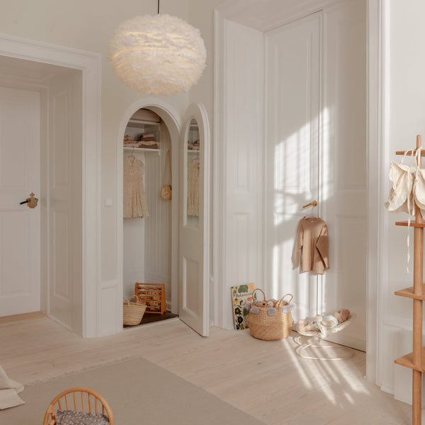 Eos UMAGE Large branco num espaço com mobiliário de madeira