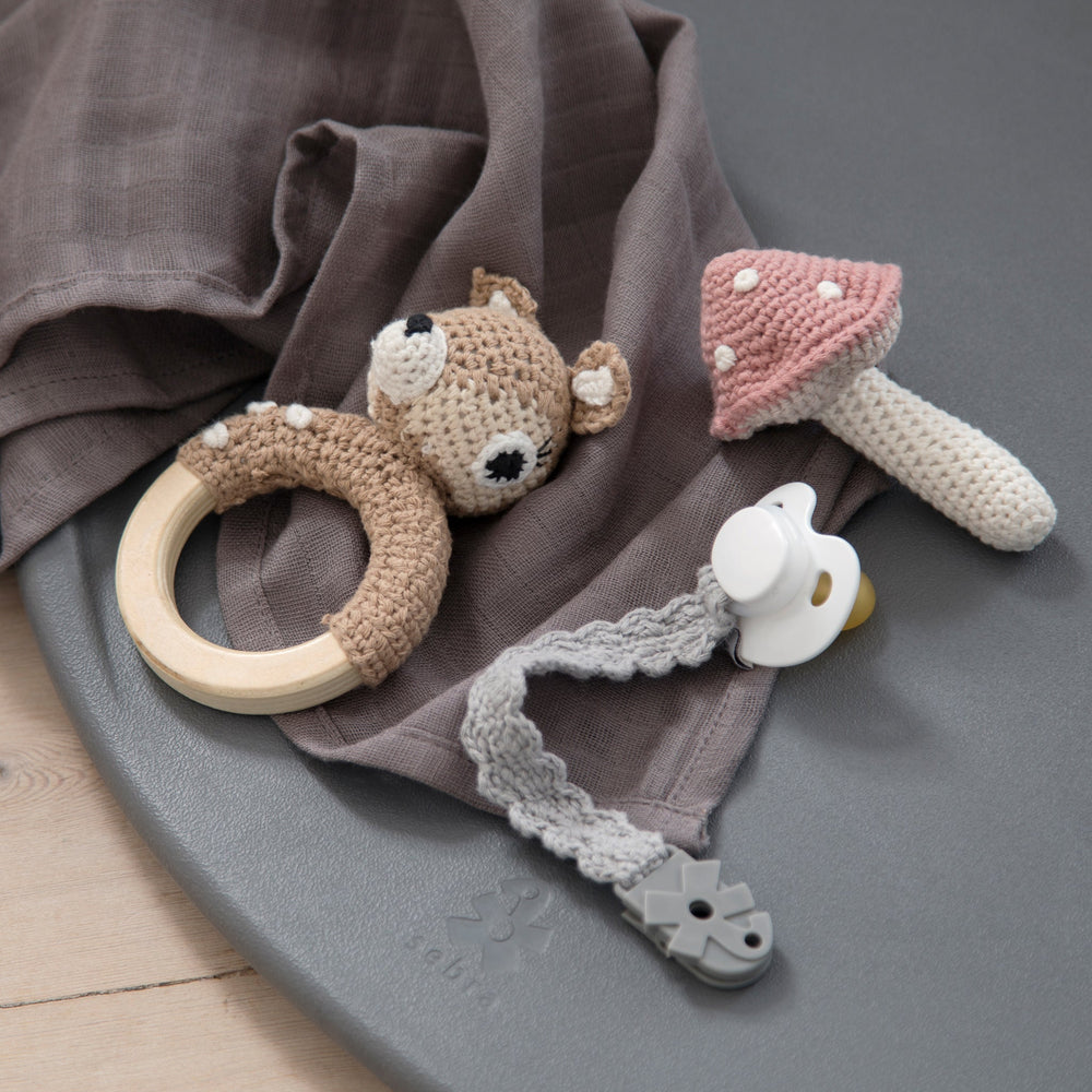 Prende-chupeta em croché Elephant Grey | Sebra — 