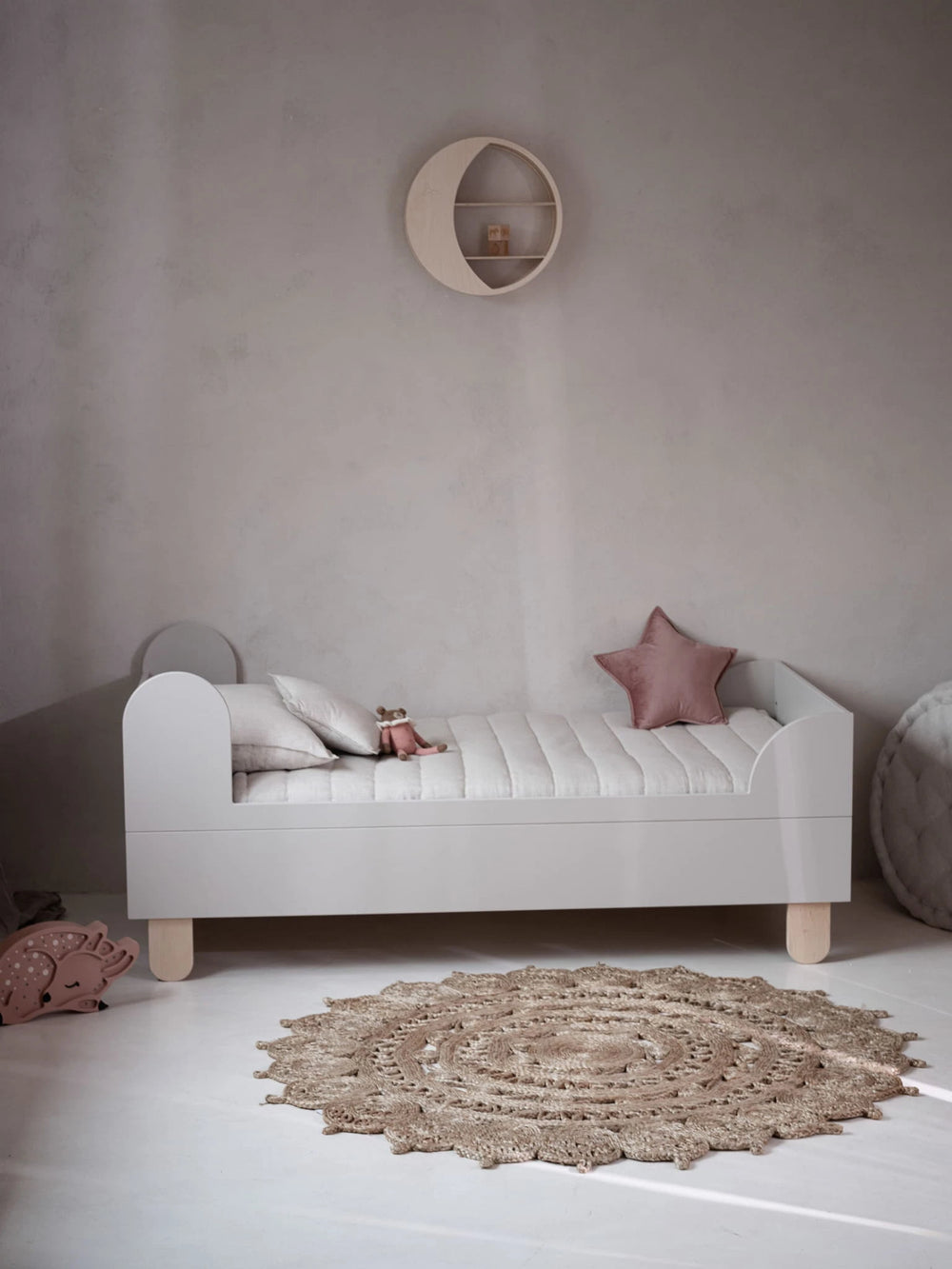 Cama Basic 80 × 200 cm branca — Wood Luck Design — ambiente