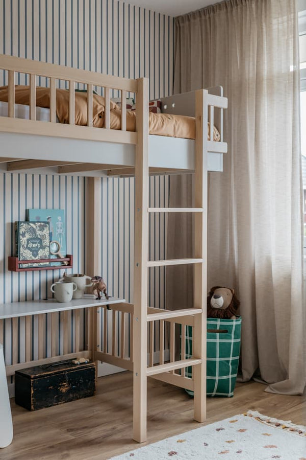 Detalhe da escada e barreira da cama alta Basic