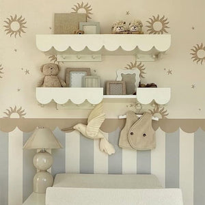 Prateleiras Babushka da Wood Luck Design num quarto infantil