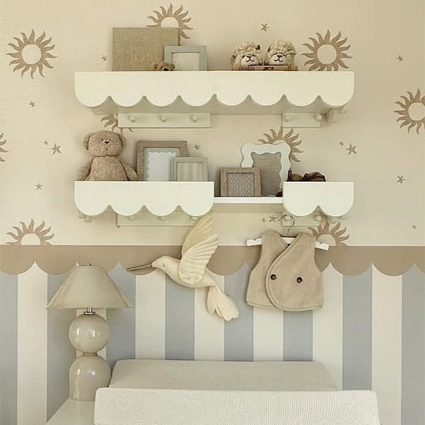 Prateleiras Babushka da Wood Luck Design num quarto infantil